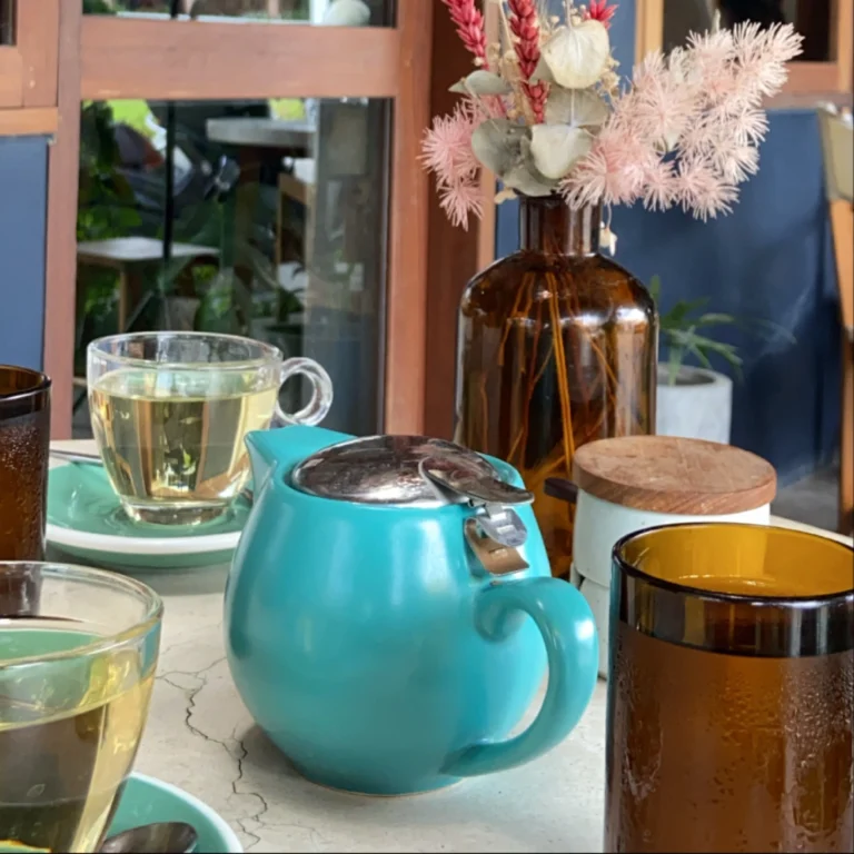 SHADE_Botanicals_-_Loose_Leaf_Tea_Blends_-_Drinking_Lifetyle_for_Restaurant_and_Cafe