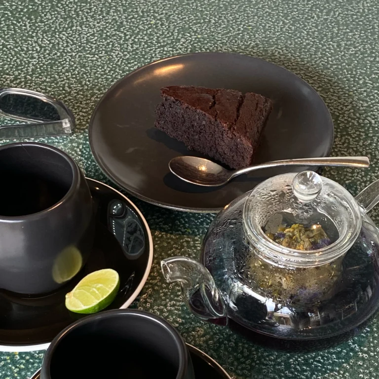 SHADE_Botanicals_-_Loose_Leaf_Tea_Blends_-_Drinking_Lifetyle_for_Restaurant_and_Cafe